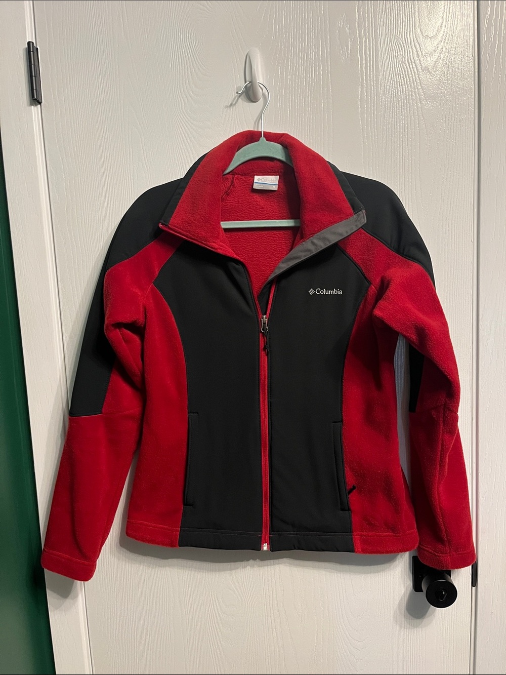 Women’s Columbia red and black mid weight fleece jacket!
